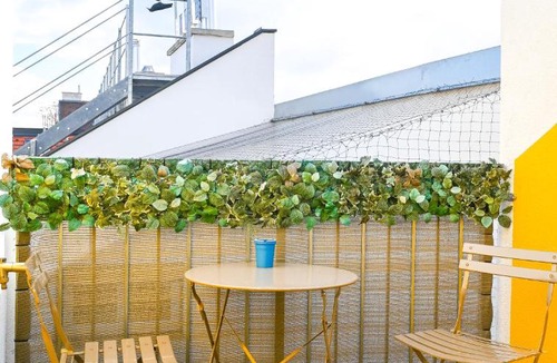Margareten Apartment | Balcony Apartment for 4 near Naschmarkt & U4 Metro