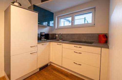Margareten Apartment | Balcony Apartment for 4 near Naschmarkt & U4 Metro