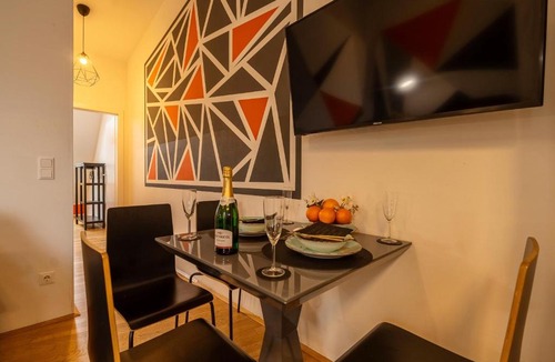 Margareten Apartment | Balcony Apartment for 4 near Naschmarkt & U4 Metro
