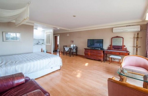 Seogwipo City House | Beachside Whitehouse