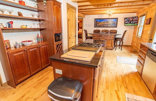 The Highlands House | Bear Creek Mining Lodge: Mountain Style, Hot Tub