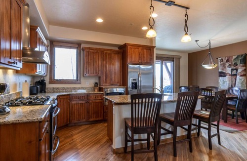 Bear Crossing House | Bear Crossing 1390 | Pet Friendly For One Dog | Private Hot Tub
