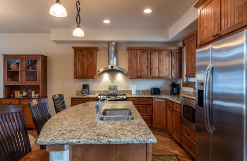 Bear Crossing House | Bear Crossing 1390 | Pet Friendly For One Dog | Private Hot Tub