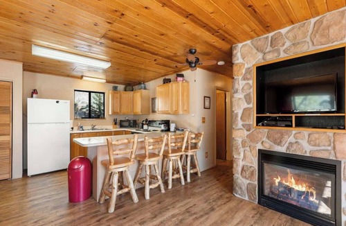 Cripple Creek Cabin | Bear Foot Getaway - Secluded Cabin with Hot Tub!