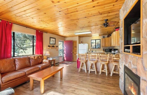 Cripple Creek Cabin | Bear Foot Getaway - Secluded Cabin with Hot Tub!
