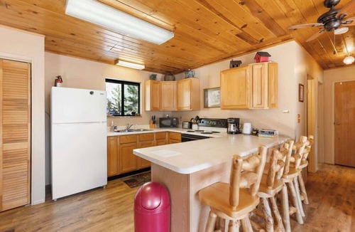 Cripple Creek Cabin | Bear Foot Getaway - Secluded Cabin with Hot Tub!