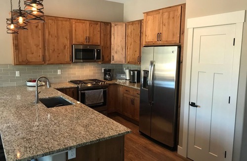 Fraser House | Beautiful 3 Bd Townhome, Central Location, Sleeps 10, Views