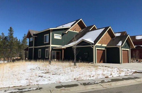Fraser House | Beautiful 3 Bd Townhome, Central Location, Sleeps 10, Views