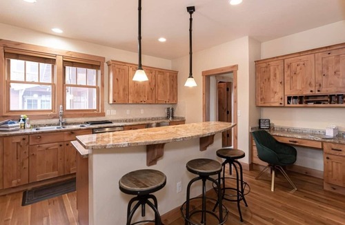 Grand Park House | Beautiful 5 BR Mountain Home, Hot Tub, shuttle!