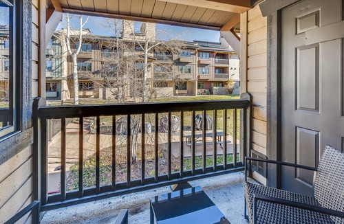 Steamboat Springs House | Beautiful Condo Close to the Slopes! Pool & Hot Tub! Winter Shuttle!