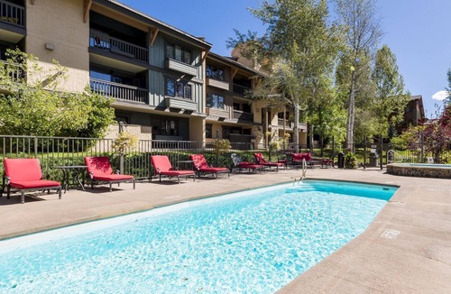 Steamboat Springs House | Beautiful Condo Close to the Slopes! Pool & Hot Tub! Winter Shuttle!