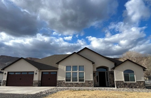 Palisade House | Beautiful home in wine and peach country + views of Mt Garfield & the Grand Mesa