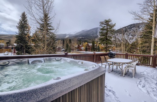 Frisco House | Beautiful Mountain Views, Private Hot Tub on Large Deck, Great for Families and Apres Ski!