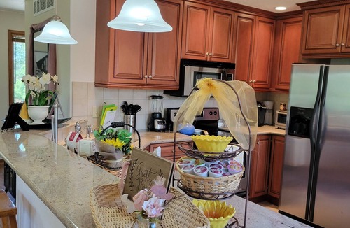 Larkspur Apartment | Beautiful nature filled peaceful w/HotTub 1 bedroom private above garage suite