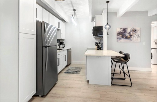 Englewood Condo | Beautiful remodeled 1-bedroom condo in Littleton/Englewood with Pool