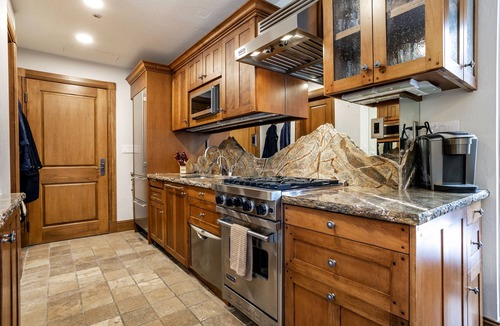 Highlands Townhomes Condo | Beaver Creek's best ski in ski out- McCoy Peak lodge