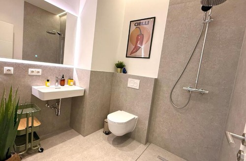 Berg am Laim Apartment | BeckHomes Munich- Large 210 sqm Central Apartment- 7 BR, 6Baths, 3 Kitchens, Up to 18 Guests