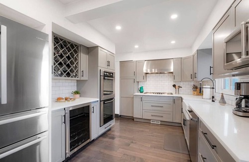 Berkley House | Best Experience You`ll Have! HOT TUB + FIRE PIT - 4 miles to DT