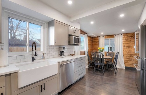 Berkley House | Best Experience You`ll Have! HOT TUB + FIRE PIT - 4 miles to DT