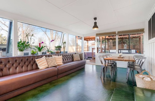 Berkley House | Best Experience You`ll Have! HOT TUB + FIRE PIT - 4 miles to DT