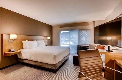 Mountain House Hotel | Best Place to Unwind! 3 Modern Units, Jacuzzi, Free Shuttle and Breakfast!