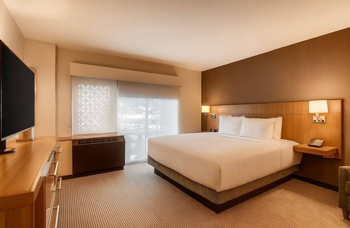 Mountain House Hotel | Best Place to Unwind! 3 Modern Units, Jacuzzi, Free Shuttle and Breakfast!