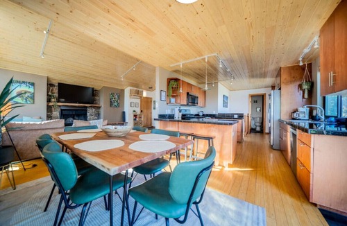 Venner Ranch Estates Cabin | Best Views, Hot Tub Near National Park! King Beds!