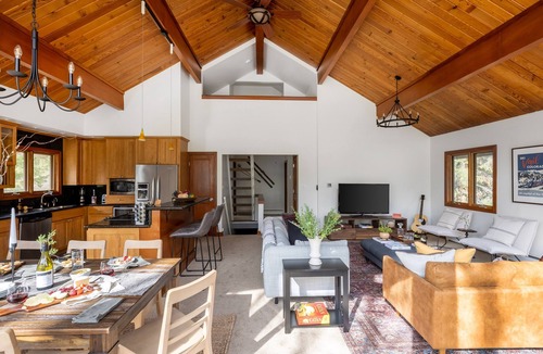 Vail Cabin | Bighorn by AvantStay | Spacious Ski Cabin w/Sprawling Porch, Views & Hot Tub!