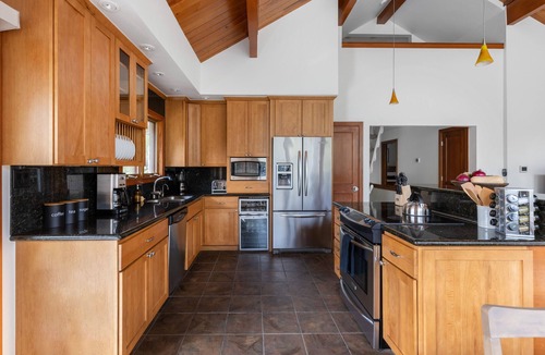 Vail Cabin | Bighorn by AvantStay | Spacious Ski Cabin w/Sprawling Porch, Views & Hot Tub!