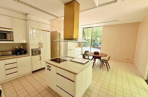 Thalkirchen Villa | Blofeld's villa, sauna, mega tubs, lounge, library, park, bar, pool