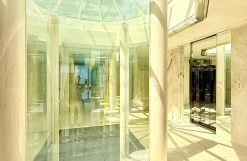 Thalkirchen Villa | Blofeld's villa, sauna, mega tubs, lounge, library, park, bar, pool