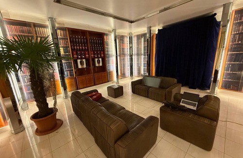 Thalkirchen Villa | Blofeld's villa, sauna, mega tubs, lounge, library, park, bar, pool