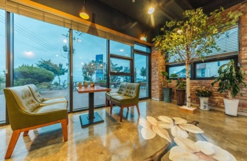Yeongdeok Condo | Blue Road Town Pension-Crystal