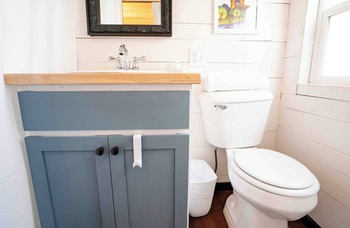 Lyons Resort | Bluegrass Jam Tiny House – Musical Charm Near Boulder & Riverfront Bliss