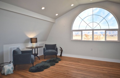 Grand Junction House | Bookcliff Retreat: Barnhouse & Modern Farmhouse on 13 Acres With Hot Tub