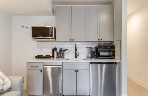 Jefferson Park House | Brand new apartment on the park, next to stadium, with quick access to downtown