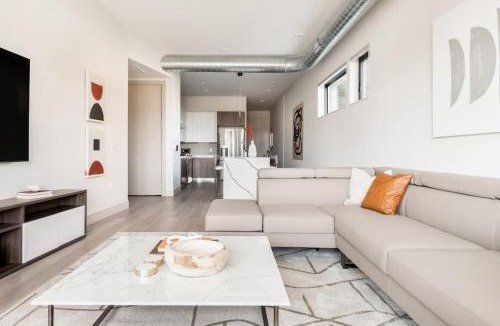 Jefferson Park House | Brand New Condo - Walk to Empower Stadium - Tesoro