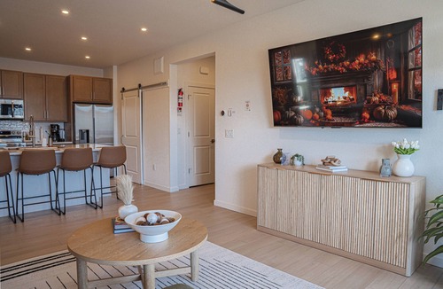 Parker Condo | Brand New, Cozy & Modern Condo – Dogs Welcome!