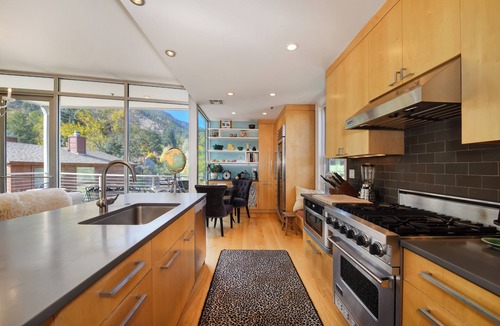 Lower Arapahoe Apartment | Breathtaking Views! 15 minute walk to Pearl St. & 5 minutes to Hiking.