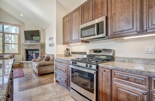 Warrior's Mark House | Bright and Open 3 bedroom/2.5 bathroom in Town with Hot Tub