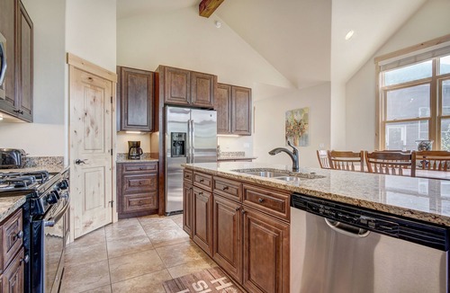 Warrior's Mark House | Bright and Open 3 bedroom/2.5 bathroom in Town with Hot Tub