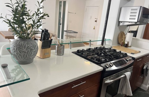 Midtown Condo | Bright, modern, cozy, 2-bedroom apt,Manhattan skyline views, calm neutral design