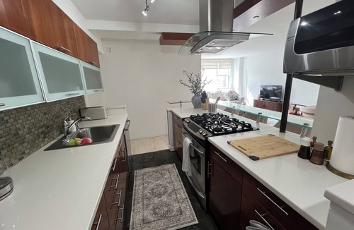 Midtown Condo | Bright, modern, cozy, 2-bedroom apt,Manhattan skyline views, calm neutral design