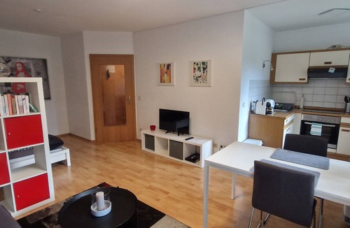 Weinheim Apartment | Bright & quiet studio with living/dining area, kitchen and shower room - with south-facing balcony