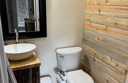 Palisade Other | Bubbles in the Vineyards nCharming 4-bedroom farmhouse newly renovated .nn