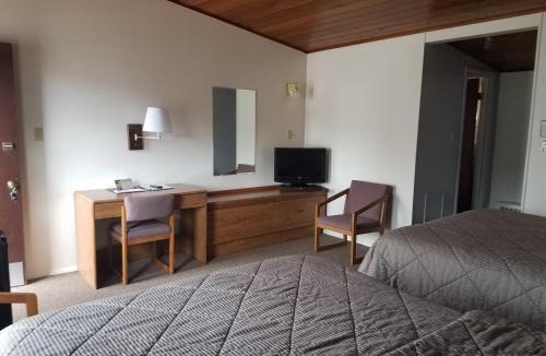 Raton Hotel | Budget Host Melody Lane
