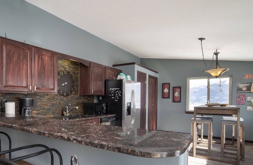 Grand View Highlands House | Cabin Serenity: Perfect for Ski Trips with Pets