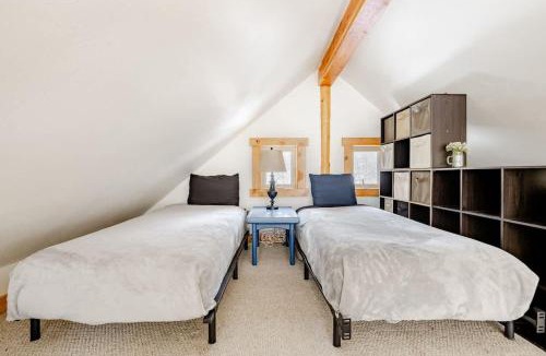 Minturn House | Cabin-Style Ski Home in Minturn with Private Deck