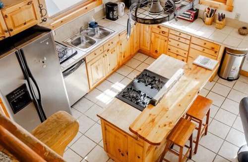 Minturn House | Cabin-Style Ski Home in Minturn with Private Deck