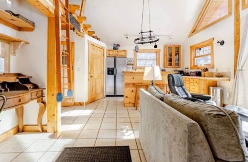 Minturn House | Cabin-Style Ski Home in Minturn with Private Deck